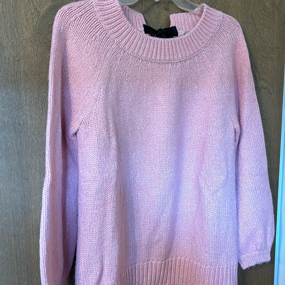 Women’s pullover sweater.
